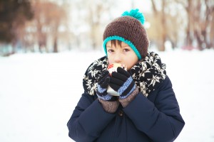 making holiday memories, how to keep the holidays stress free, how to enjoy more family time during the holidays, little girl heated hot coffee frosty winter in snow-covered park